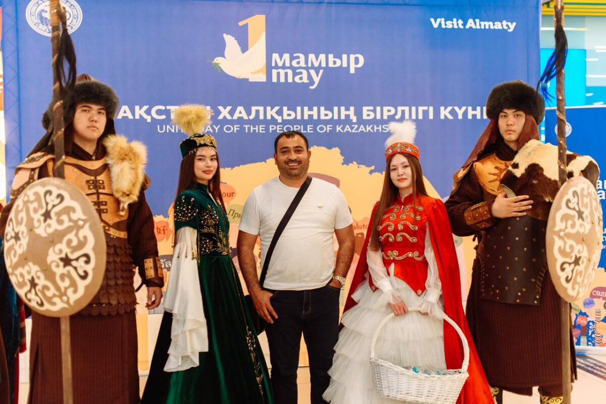 Қонақжайлықтың жарқын көрінісі: Алматы әуежайында Бірлік күніне арналған акция өтті