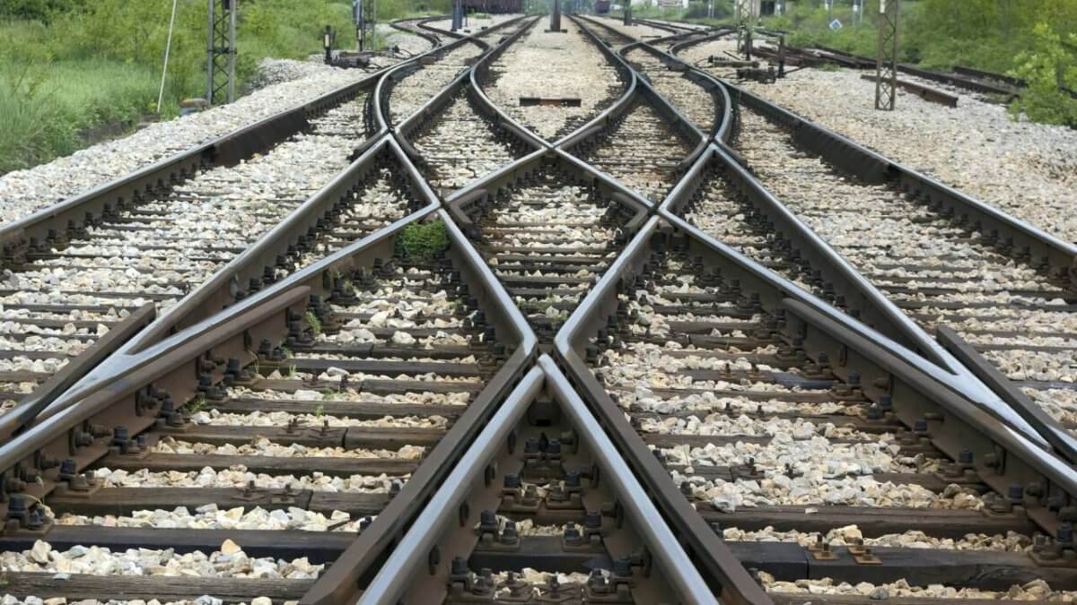 Қарағанды облысында теміржолшы пойыз астына түсіп, қаза тапты