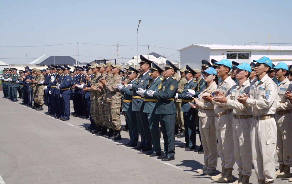 Отан қорғаушылар күні: Түркістанда әскери қызметшілер марапатталды