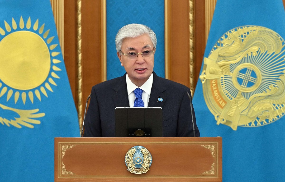 Тоқаев қазақстандықтарды Отан қорғаушылар күнімен құттықтады