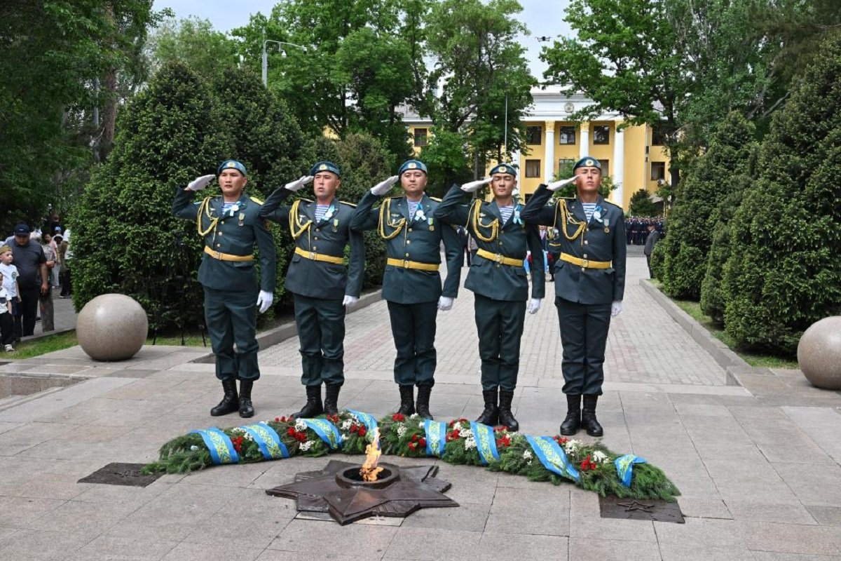 Жетісуда 150 адамнан құралған хор симфониялық оркестрдің сүйемелдеуімен «Жеңіс күні» әнін екі тілде орындады