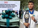 Ризабек Айтмұханға тарихи алтын үшін көлік сыйлады