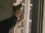 Алматыда ер адам терезеден оқ атқан