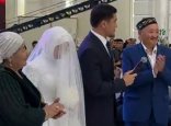 «Көзге жас келді»: Өз үйлену тойында ата-анасын төрге шығарған жігіттің әрекеті қызу талқылануда
