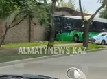 Тағы бір автобус апаты: Алматыда қоғамдық көлік тас қоршауға соғылды