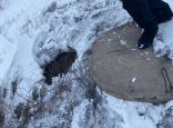 Екібастұзда көшедегі құдықтан әйел адамның денесі табылды