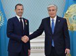 Мемлекет басшысы UEFA президенті Александер Чеферинді марапаттады