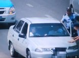 Көліктің үстіне шығып: Шымкентте полиция қызметкері өмірін қатерге тікті