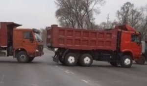 Алматы облысында дизель тапшылығына наразылық білдірген КамАЗ жүргізушілері жолды жапты - видео