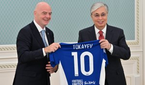 ФИФА президенті Тоқаевқа атаулы футболка сыйлады