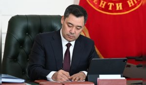Қырғызстан президенті мемлекеттік қызметкерлерге қырғыз тілін білуге міндеттейтін заңға қол қойды