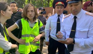 Журналист Данияр Молдабековке полиция ғимаратының алдында белгісіз адамдар қоқан-лоқы жасаған