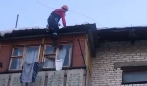 Алматы облысында үш жасар қыз пәтерде қамалып қалған