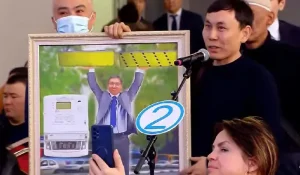 «Мені Антикор алып кетсе ше»: Алматылық тұрғын Досаевқа ерекше сыйлық жасады