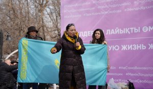 «Әр балаға 300 мың теңге»: Алматыдағы митингіде қоғам белсендісі аналарға берілетін әлеуметтік төлемдерді арттыруды сұрады