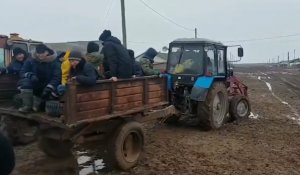 БҚО-да 11-сынып оқушылары тест тапсыруға трактормен барып жүр