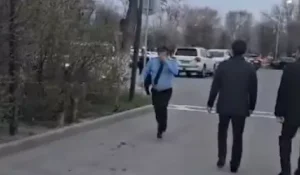 Желіде Қонаев қаласында прокурорлардың тұрғындардан қашып жүрген видеосы тарады