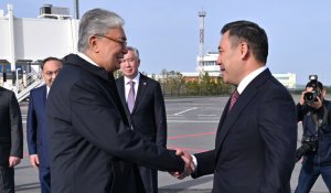 Тоқаев Қырғызстан президентін Астана әуежайында күтіп алды