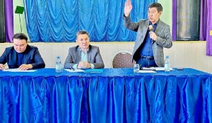 “Министрлікке жеткіземіз”: депутат Зайытов пен Толықбай алтын дауы өршіген Маралдыға барды