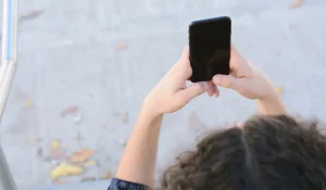 Сәтсіз селфи: Өскеменде қыз бала суретке түсемін деп көпірден құлап кетті