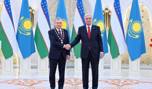 Тоқаев Шавкат Мирзиёевті «Алтын Қыран» орденімен марапаттады