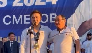 Елдос Сметов өзіне сыйланған су жаңа көлігін алғашқы бапкеріне тарту етті