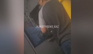 Алматыда жолаушы автобус жүргізушісіне шабуыл жасады
