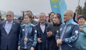 Назым Қызайбайға көлік, әкесі мен бапкеріне ат сыйға тартылды