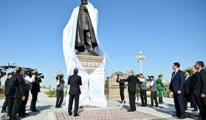 Түркменстан астанасы Ашхабадта Абай ескерткіші ашылды