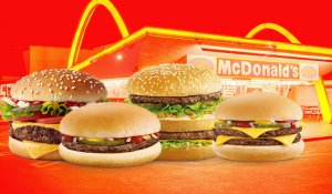 McDonald’s гамбургерлерінен ішек таяқшасы табылды