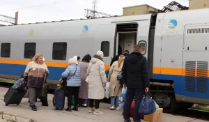 Мерекелер қарсаңында пойыз билеттерінің бағасы қымбаттай ма – министр жауап берді