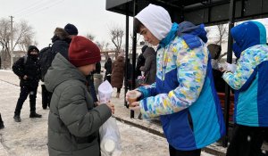 Аяздағы жылулық: Астана жастары қала тұрғындарына шай мен бауырсақ таратты