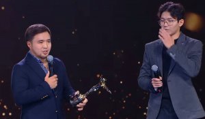 Елдос Сметов өз марапатын білім олимпиадасының чемпионына табыстап қошеметке бөленді