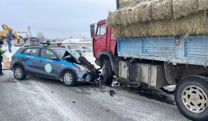 Семейде полиция көлігі КамАЗбен соқтығысты