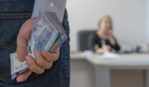 "Сақ болыңыз!": Өскемен тұрғыны жеті адамның атына несие рәсімдеп тастаған