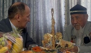 Шымкентте соғыс ардагерін ғасырлық тойымен құттықтап, құрмет көрсетті