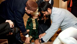 Бурак Өзчивит қазақ баласының тұсауын кесті: ата-анасы танымал актерге алғыс айтты