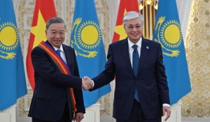 Тоқаев вьетнамдық КПОК Бас хатшысы То Ламды “Достық” орденімен марапаттады