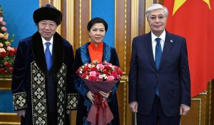 Президент Вьетнам бас хатшысы мен жұбайына арнайы шапан жапты
