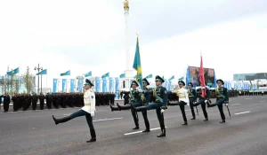 Рақымжан Қошқарбаев тіккен тудың көшірмесі Астанадағы парадта көрсетілді