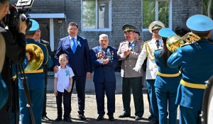 Абай облысының әкімі соғыс ардагерлерін Жеңіс күнімен құттықтады