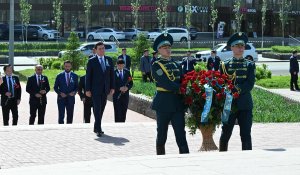 Мәжіліс төрағасы Бауыржан Момышұлының ескерткішіне гүл шоқтарын қойды