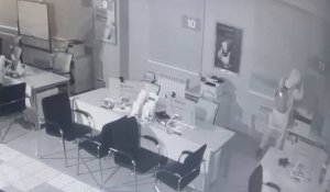 Алматыда ер адам түнделетіп банк бөлімшесін тонамақ болған
