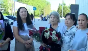 Америкалықтар 20 жыл бұрын асырап алған бес қазақ қызы елге оралды