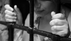 "Қоймаға апарып": Шымкентте полицей тұтқын әйелді алдап зорлаған