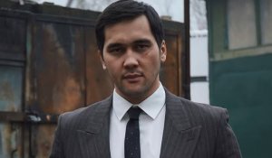 «Қыздармен сөйлесіп жүр»: Кәмшат Жолдыбаеваның күйеуі сынның астында қалды