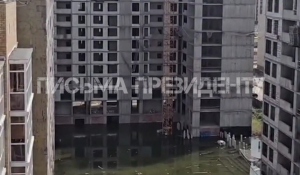 2-қабатқа дейін жеткен: Астанада салынып жатқан зәулім ғимарат маңын су басты