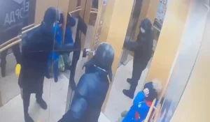 Лифтте пышақ жарақатын алған 5 жасар баланың сол жақ беті сал болып қалды