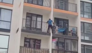 Алматыда ер адамның төртінші қабаттағы өртті өрмелеп шығып сөндірген видеосы тарады