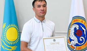 Алматы әкімдігінде адамдарды өрттен құтқарған қала тұрғыны марапатталды